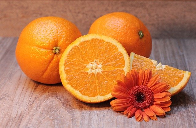 pomeranče a květina
