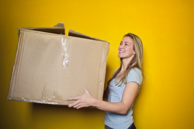žena s kartonovou krabicí